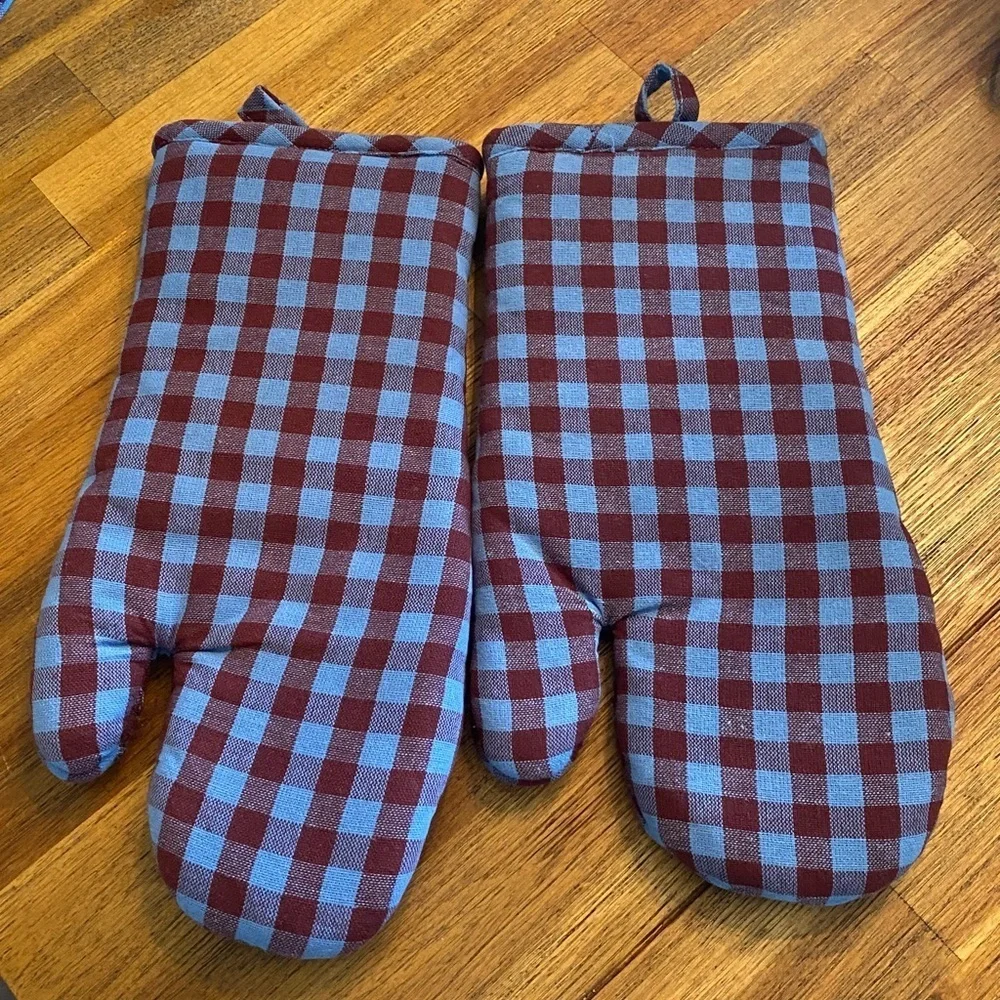 Room Essentials Blue & Maroon Kitchen Towels. Total of 6. NWT. And 2 oven mitts